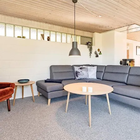 6 Person In Veslos-by Traum *